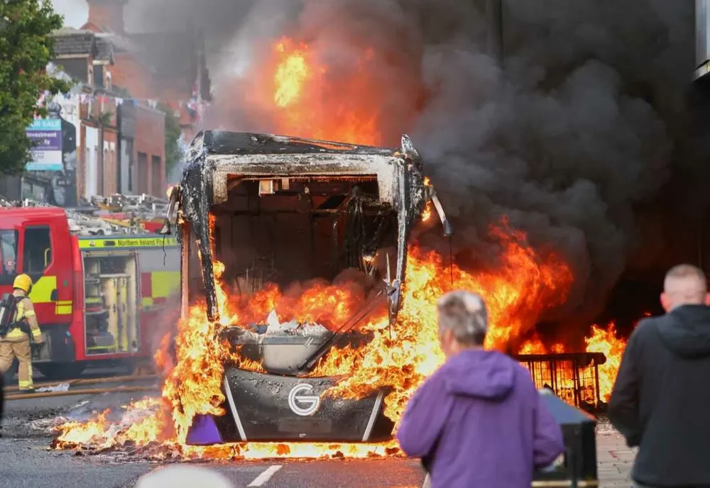 Români prinși în violențele din Belfast: „Ne-au incendiat casele. Am fugit cu copiii”