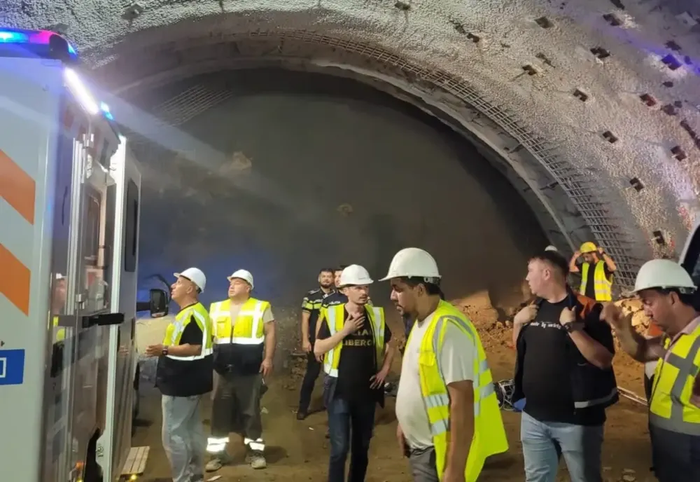 Doi muncitori străini, răniți pe șantierul autostrăzii A1. Bucăți de rocă s-au desprins din tavanul unui tunel la Boița