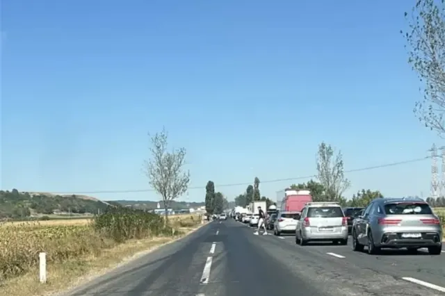 Trafic blocat pe DN2 Bacău-Adjud. Un microbuz cu opt persoane a luat foc în mers la Răcăciuni