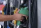 Coaliţia de guvernare a decis să prelungească cu trei luni măsura compensării preţului la carburanţi