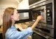 Alimente pe care NU ar trebui să le încălzești niciodată la cuptorul cu microunde