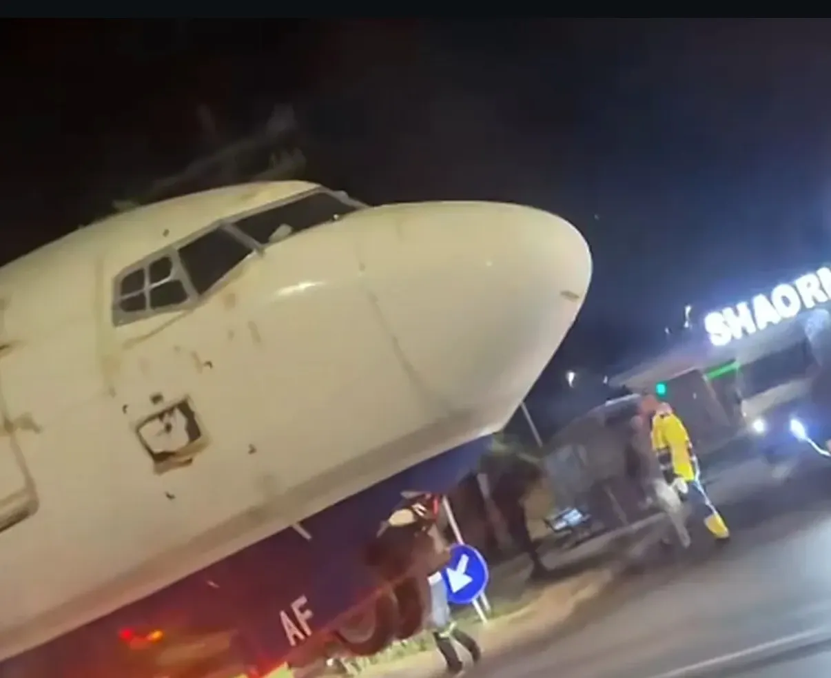 Avion blocat pod Balotești. Foto/Captură